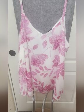 Torrid Size 1 Sophie Chiffon Swing Cami, Pink And White Floral Like New